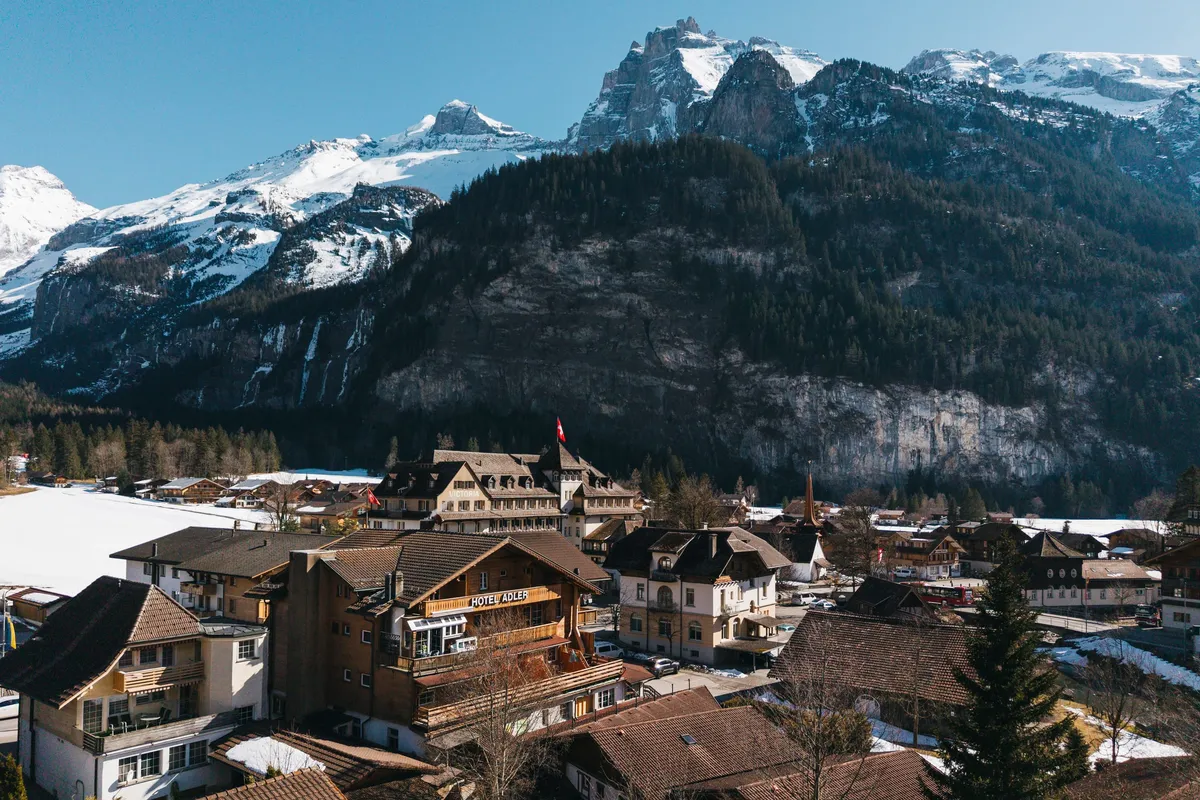 Luftaufnahme von Kandersteg mit dem Chalet-Hotel Adler im Dorfzentrum