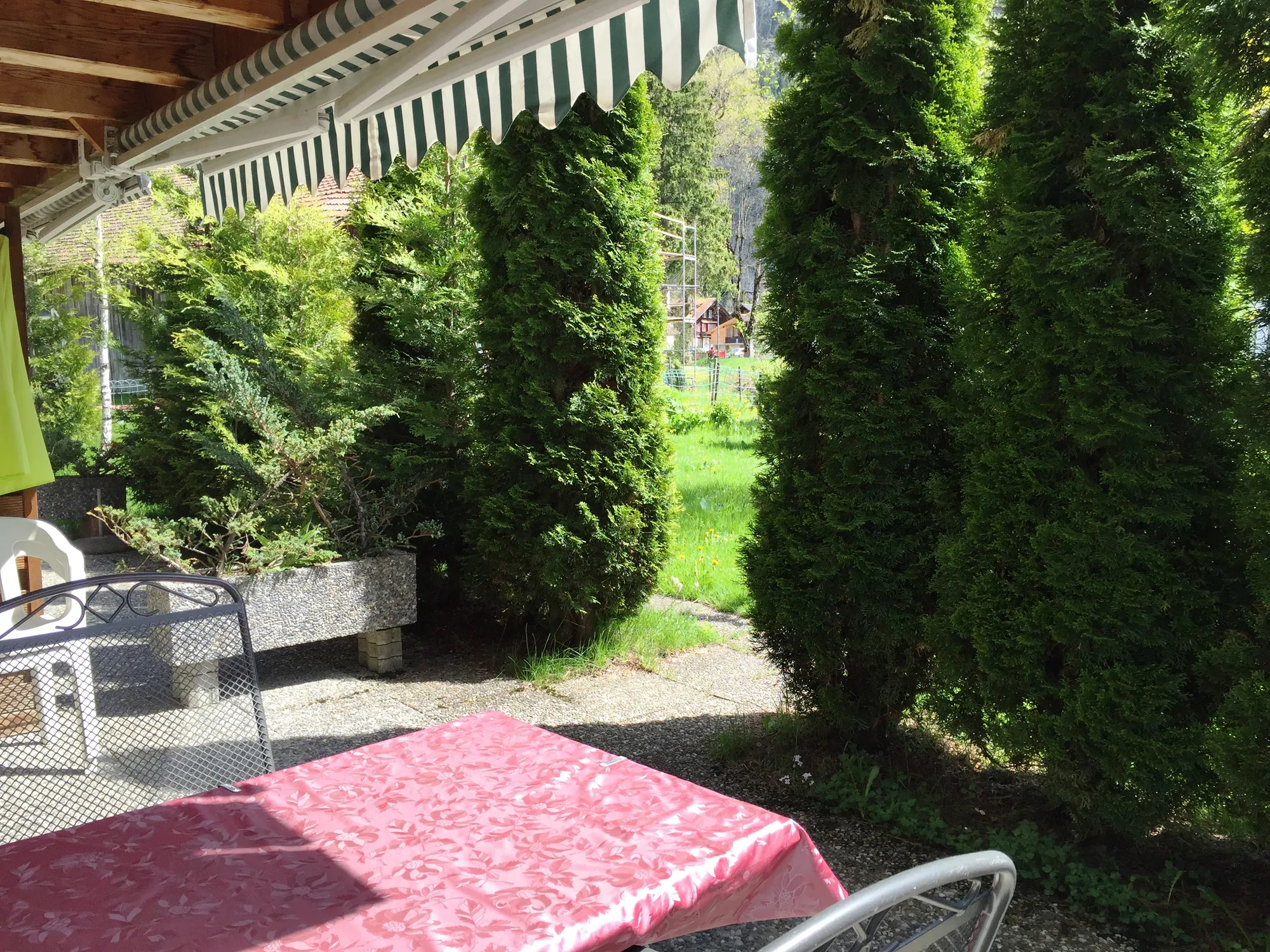 Terrasse einer Ferienwohnung des Chalet-Hotel Adler in Kandersteg