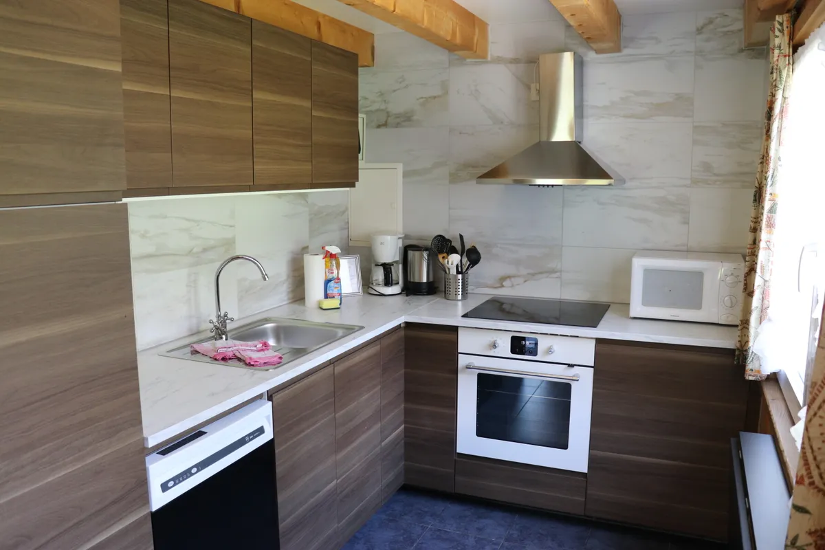 Küche einer Ferienwohnung im Chalet-Hotel Adler