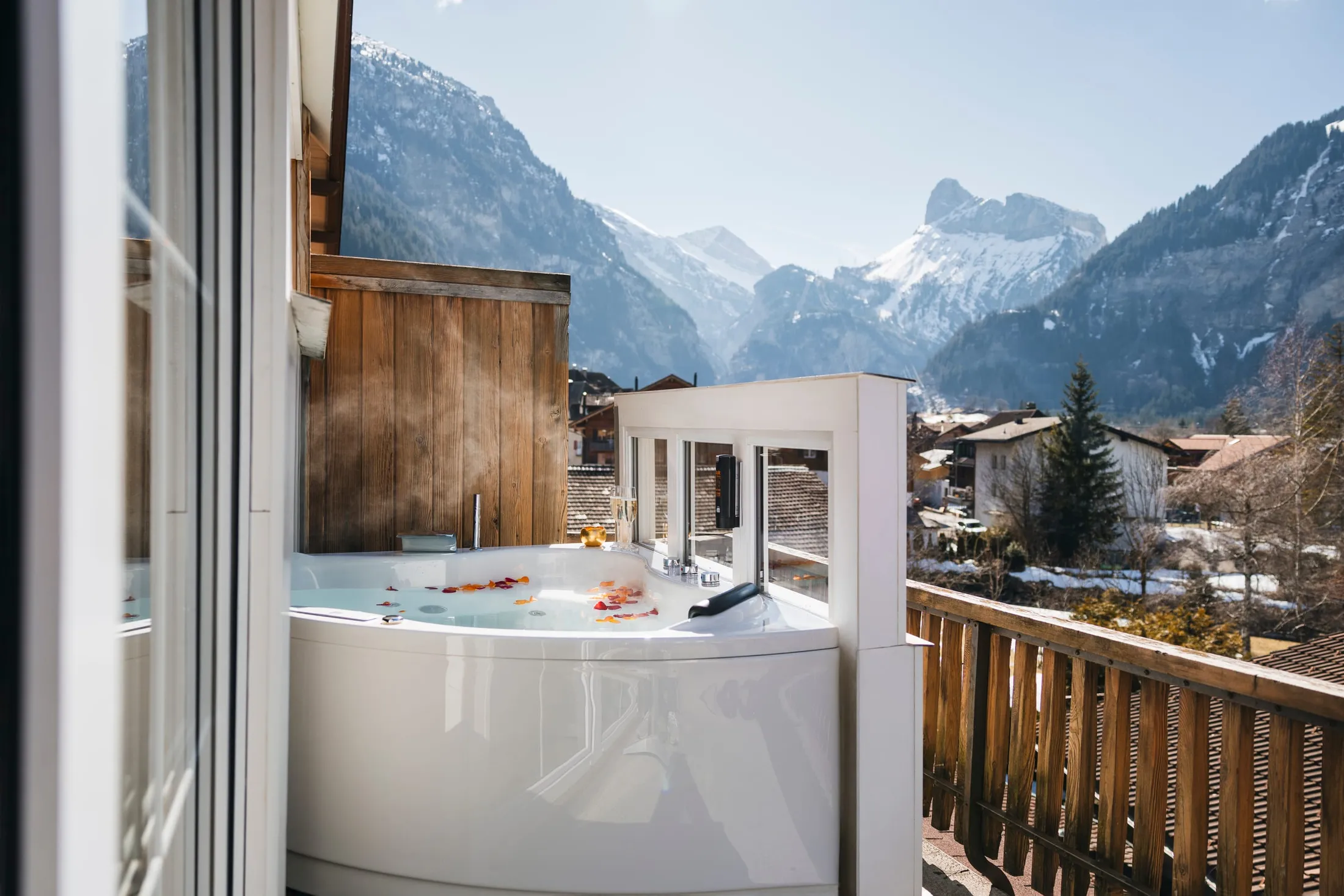Ausfahrbarer Whirlpool auf dem Balkon des Chalet-Hotel Adler, Blick auf die Berge von Kandersteg