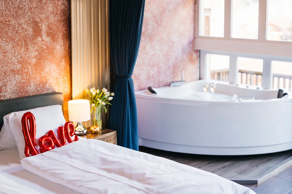 Loveroom-Zimmer mit ausfahrbarem Whirlpool auf dem Balkon