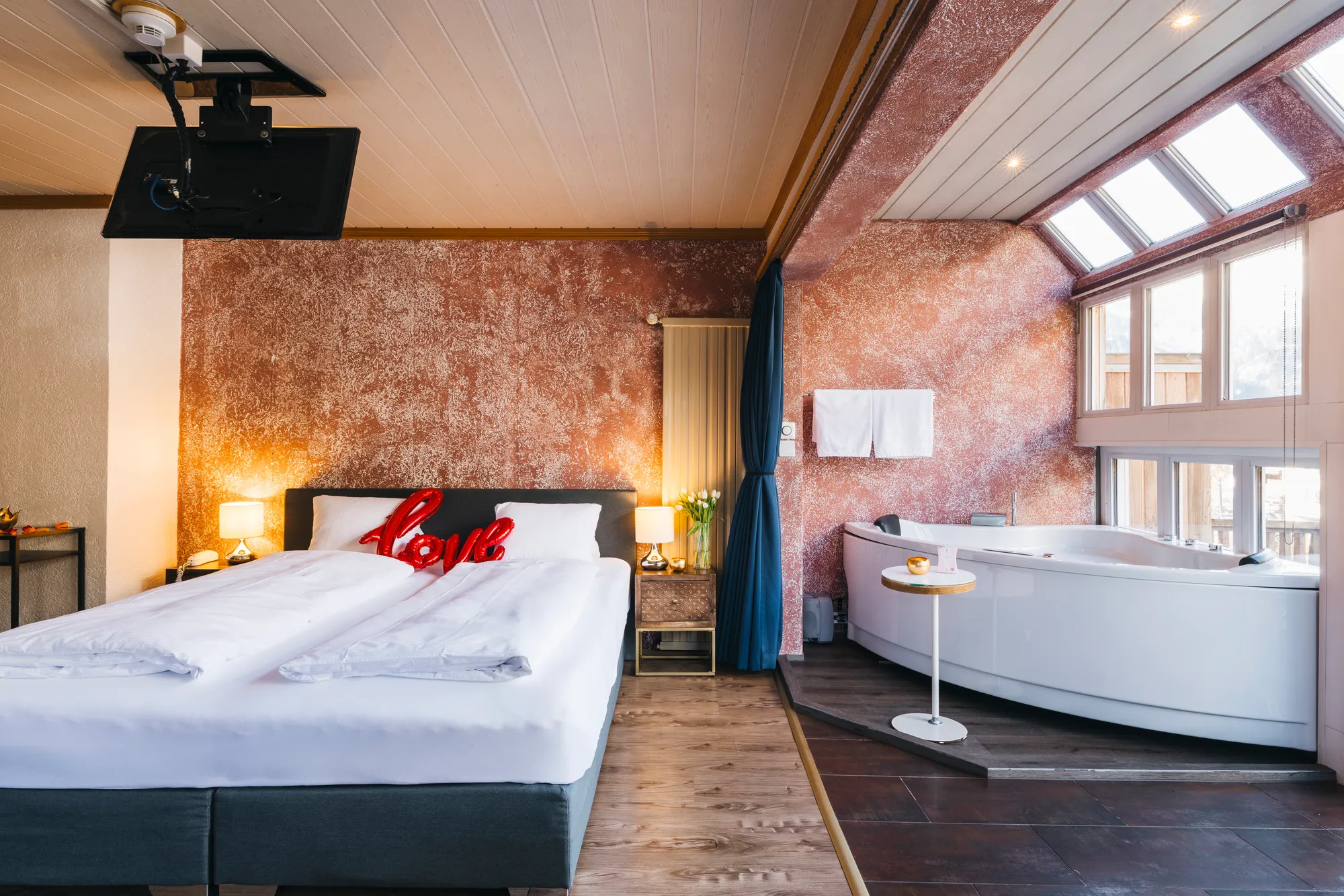 Loveroom-Zimmer im Chalet-Hotel Adler mit Doppelbett und ausfahrbarem Whirlpool