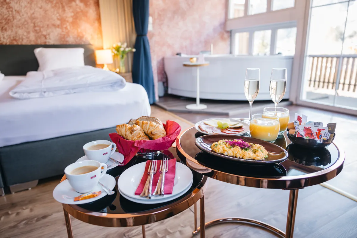 Frühstück im Loveroom-Zimmer serviert, im Hintergrund der Whirlpool