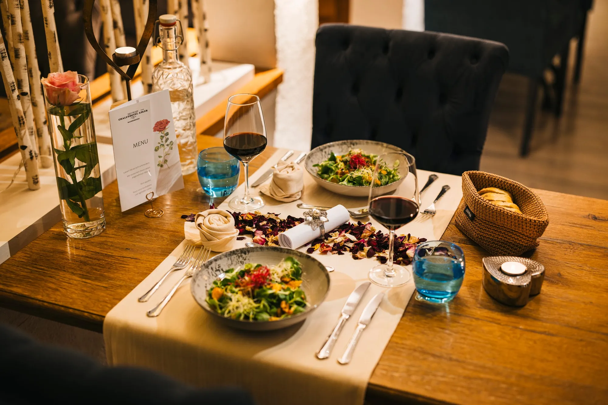 Romantisch gedeckter Tisch im Restaurant des Chalet-Hotel Adler