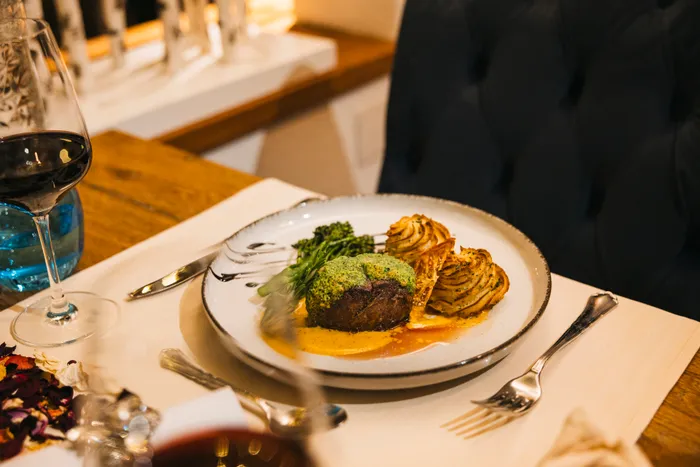 Steak mit Beilagen im Restaurant des Chalet-Hotel Adler