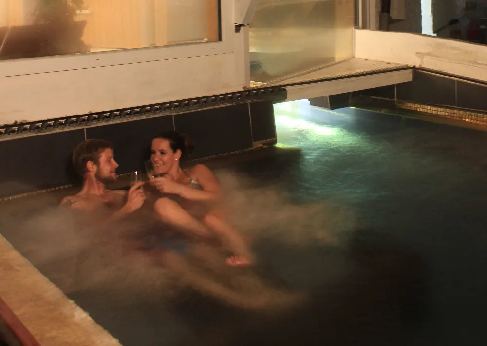 Aussenbecken mit Whirlpool-Liegen im Spa des Chalet-Hotel Adler