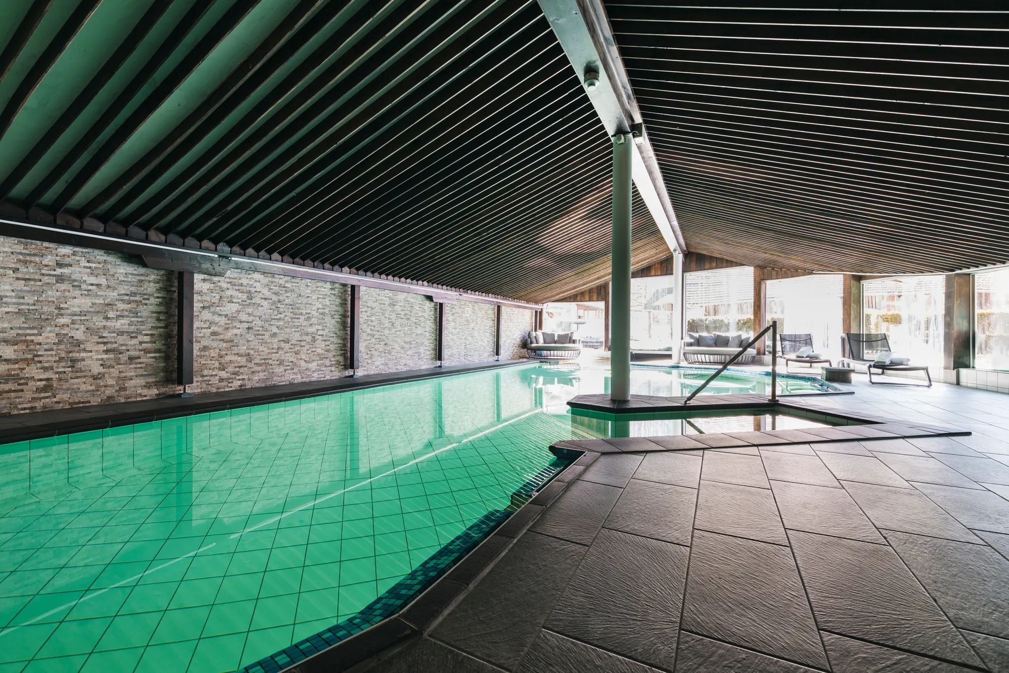 Hallenbad im Spa-Bereich des Chalet-Hotel Adler bei Tageslicht